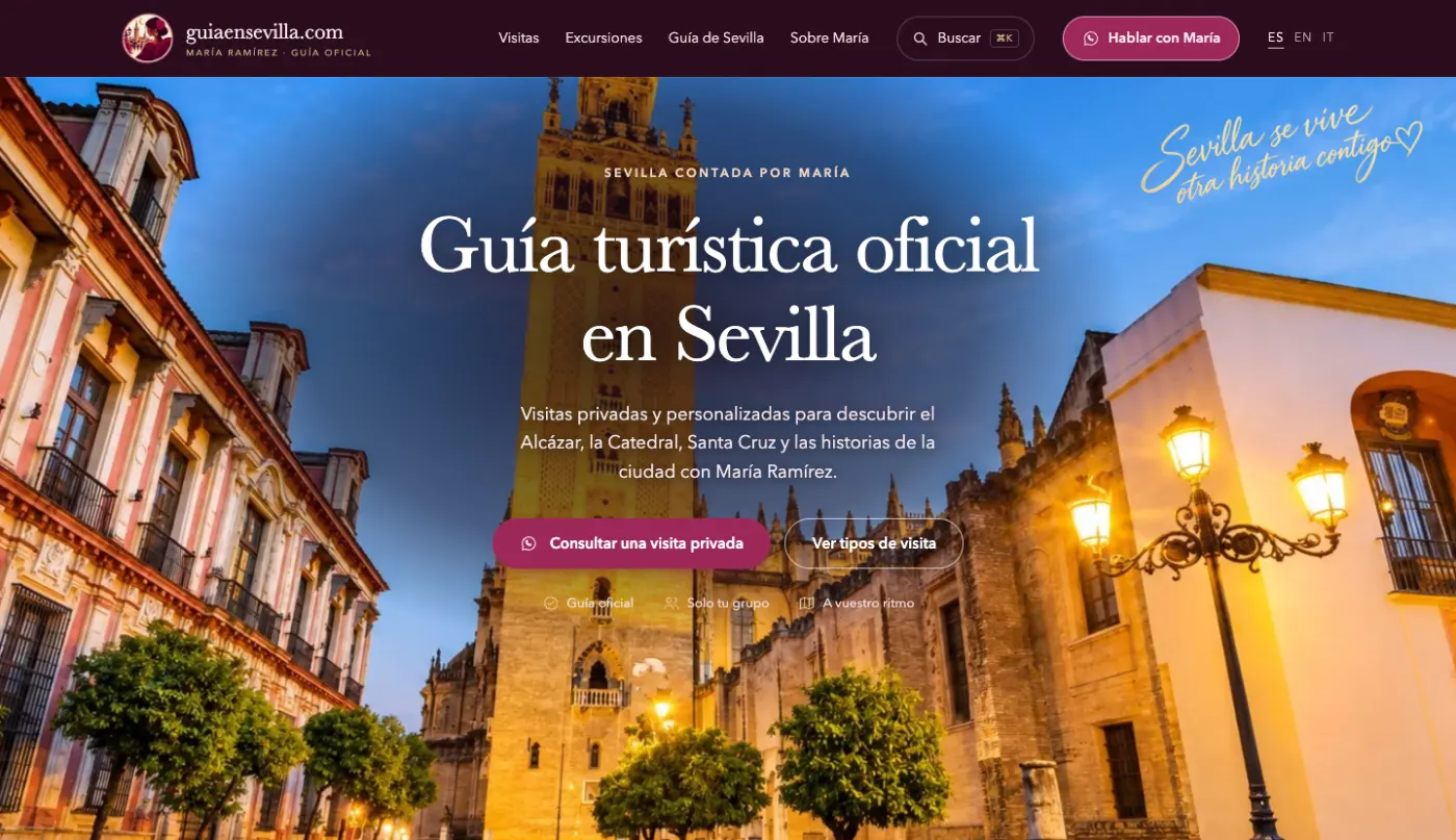 Captura de la portada de guiaensevilla.com: «Guía turística oficial en Sevilla» sobre la Giralda de noche, con el botón para consultar una visita privada.
