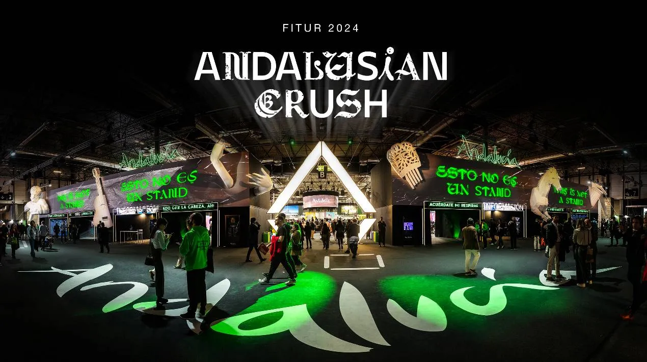 Pabellón de Andalucía en FITUR 2024 bajo la campaña Andalusian Crush, con visitantes y pantallas de gran formato.
