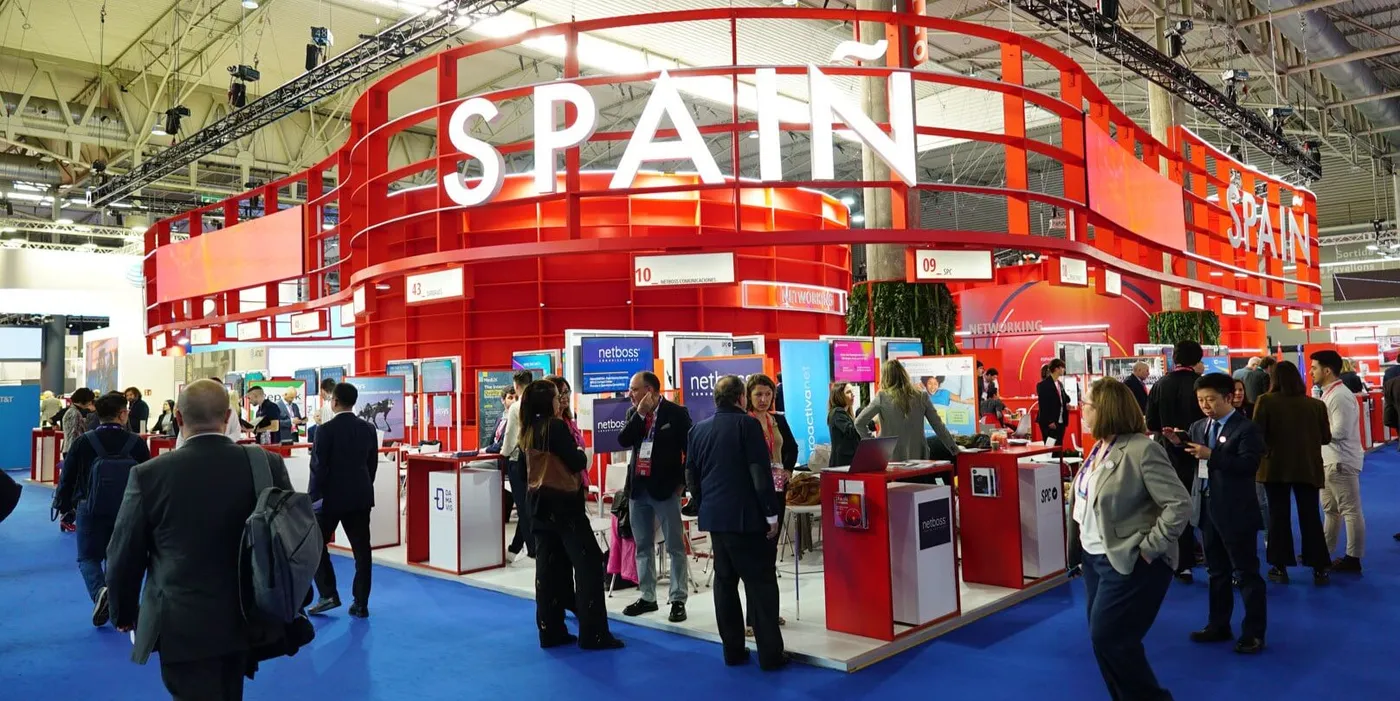 Vista del Pabellón de España en MWC Barcelona 2024 con los puestos de las empresas expositoras.